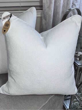 1-NWT CALLISTO HOME VELVET BOUCLE DECORATIVE THROW PILLOW (T01130F11)